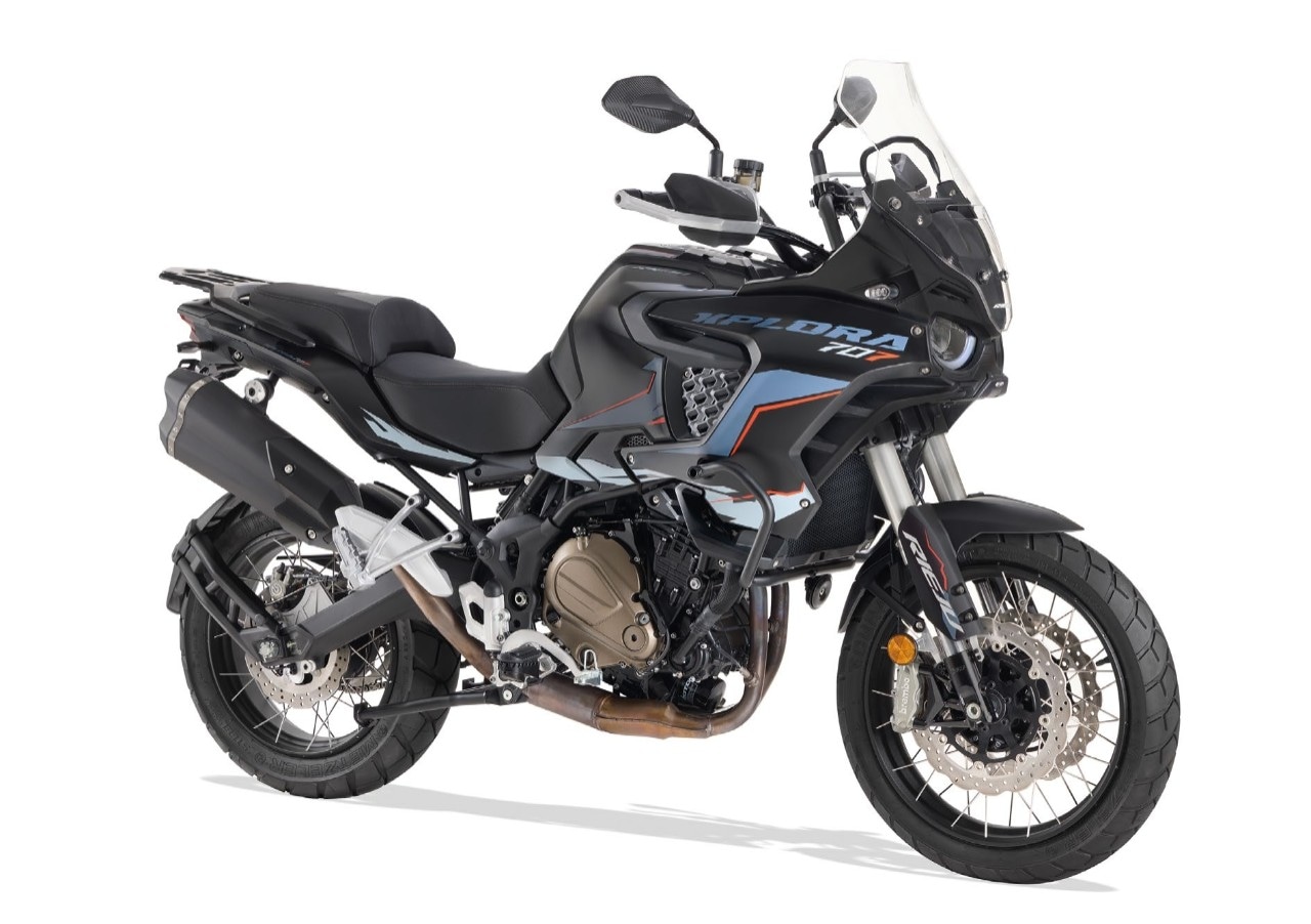 <div class='descrGalleryTitle'>Xplora 707</div><div class='descrGalleryText'><p>Così come la 557 è gemella della TRK 502, la 707 è inevitabilmente la <b>gemella della TRK 702</b>. E non è un’infamia, sia ben chiaro, dopotutto la più recente delle Benelli sta spopolando sul mercato, quindi anche Rieju, seppur scontando un nome qui da noi meno noto e prestigioso, può ambire a fare buoni numeri. Telaio, forcellone e motore appaiono identici alla Benelli, ma le sospensioni sono firmate <b>Kayaba, i freni sono Brembo</b> con pinze radiali e i cerchi sono tubeless. La <b>componentistica pare quindi superiore</b>, il che potrebbe giustificare un prezzo ritoccato al rialzo.</p>
</div>